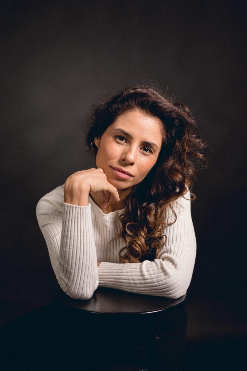 Fotografia di ritratto in studio con sfondo colorato