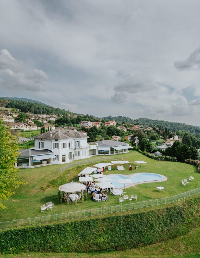 Vista dall'alto drone di villa matrimoniale con panorama