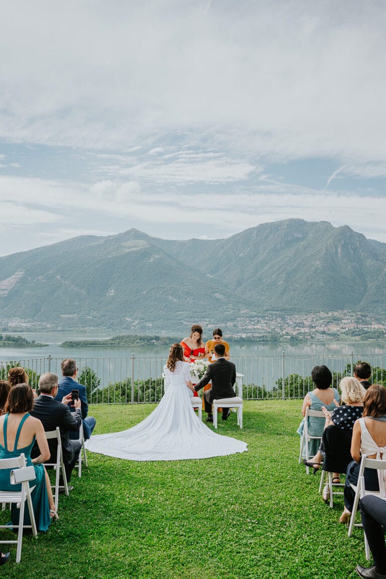 Sposi e ospiti durante cerimonia civile outdoor