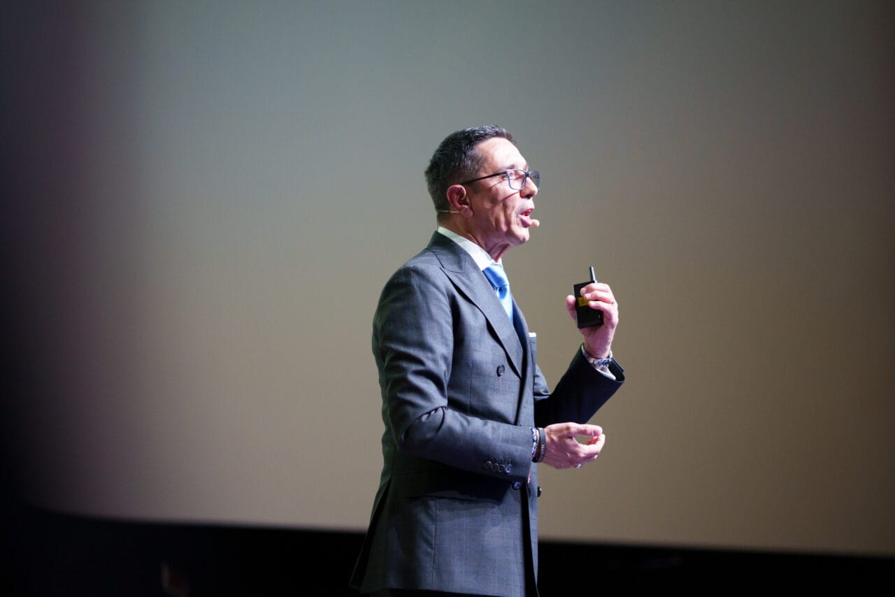 Speaker sul palco durante evento aziendale Enagic