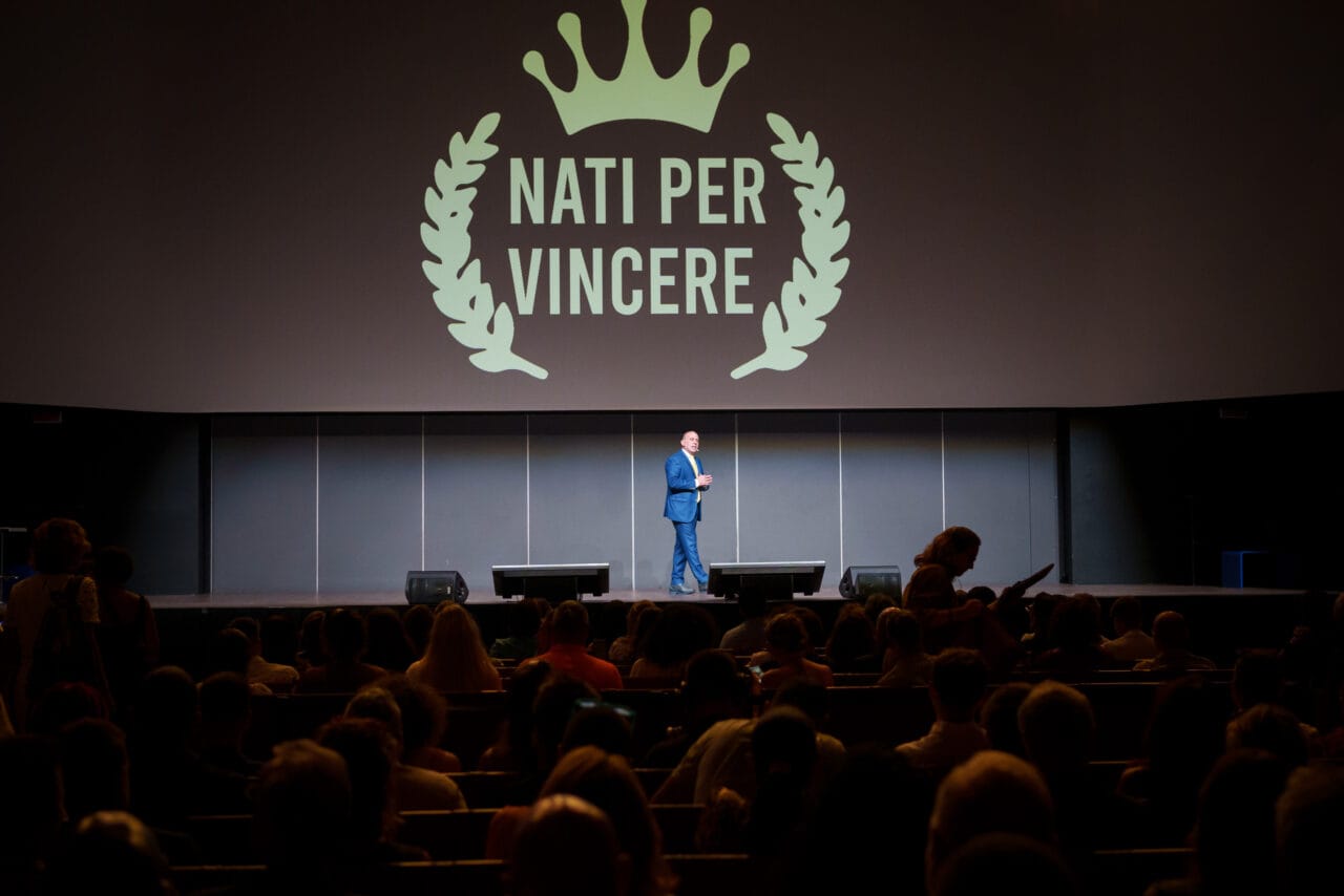 Speaker sul palco durante evento aziendale Enagic