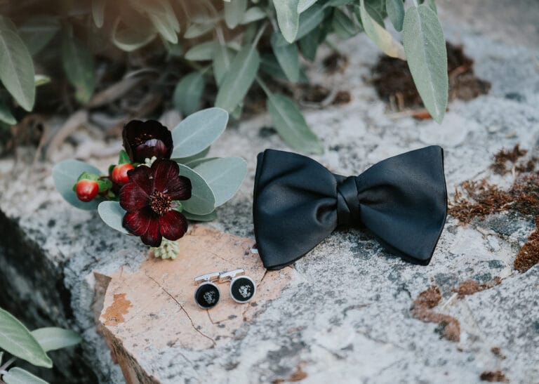 Matrimonio elegante con arco floreale bordeaux - Ed Bertuci