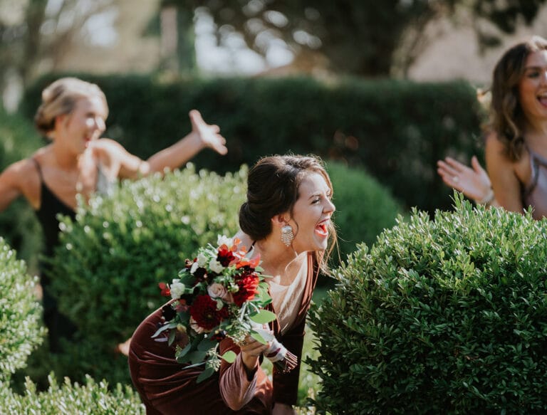 Sposi durante cerimonia in location elegante