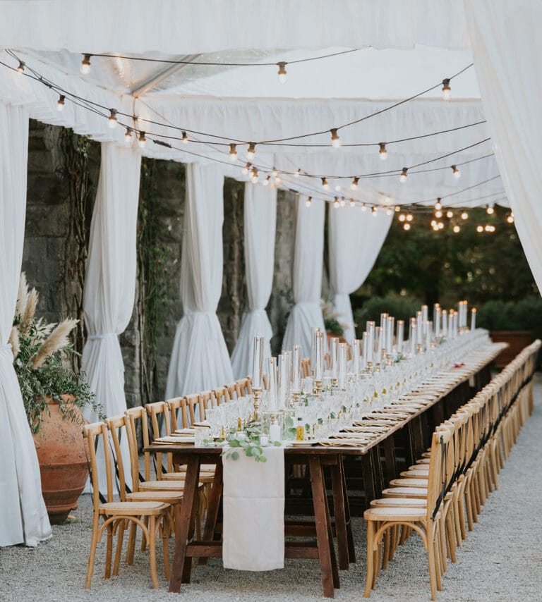Cerimonia di matrimonio con decorazioni floreali