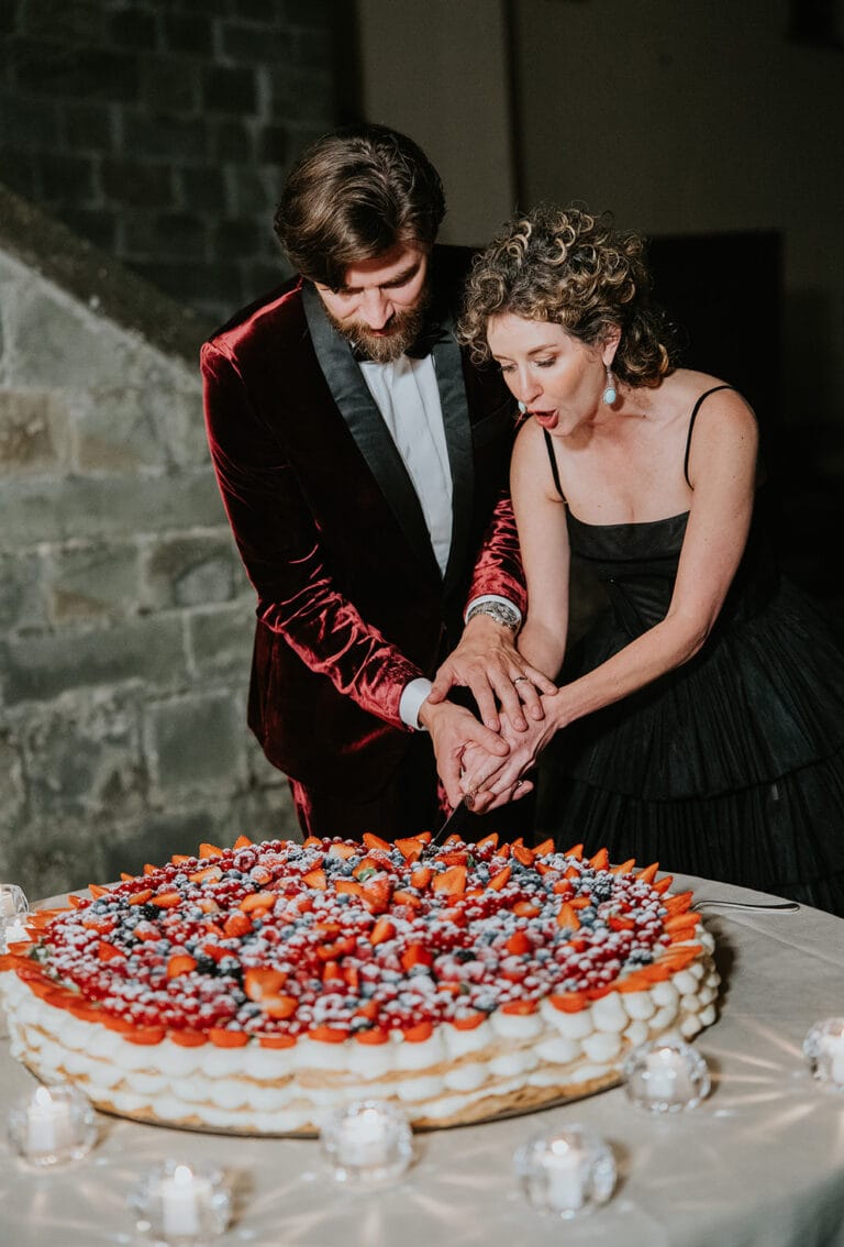 Matrimonio elegante con arco floreale bordeaux - Ed Bertuci
