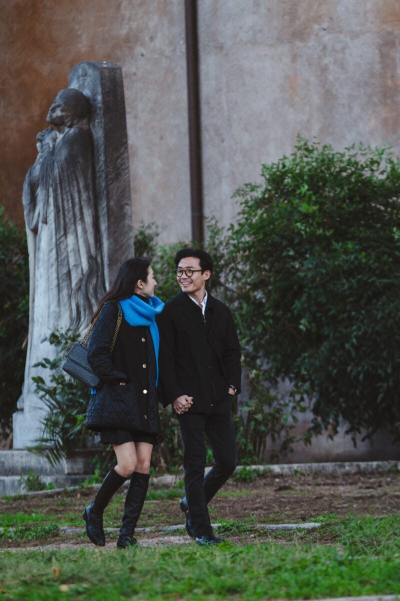 Coppia in parco storico romano