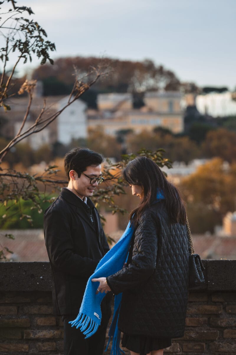 Momento intimo di coppia fotografato a Roma