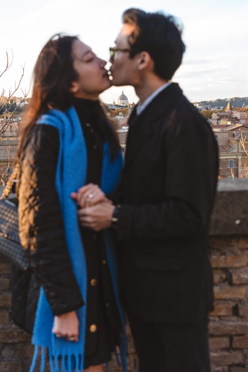 Fotografia romantica di coppia in location romana