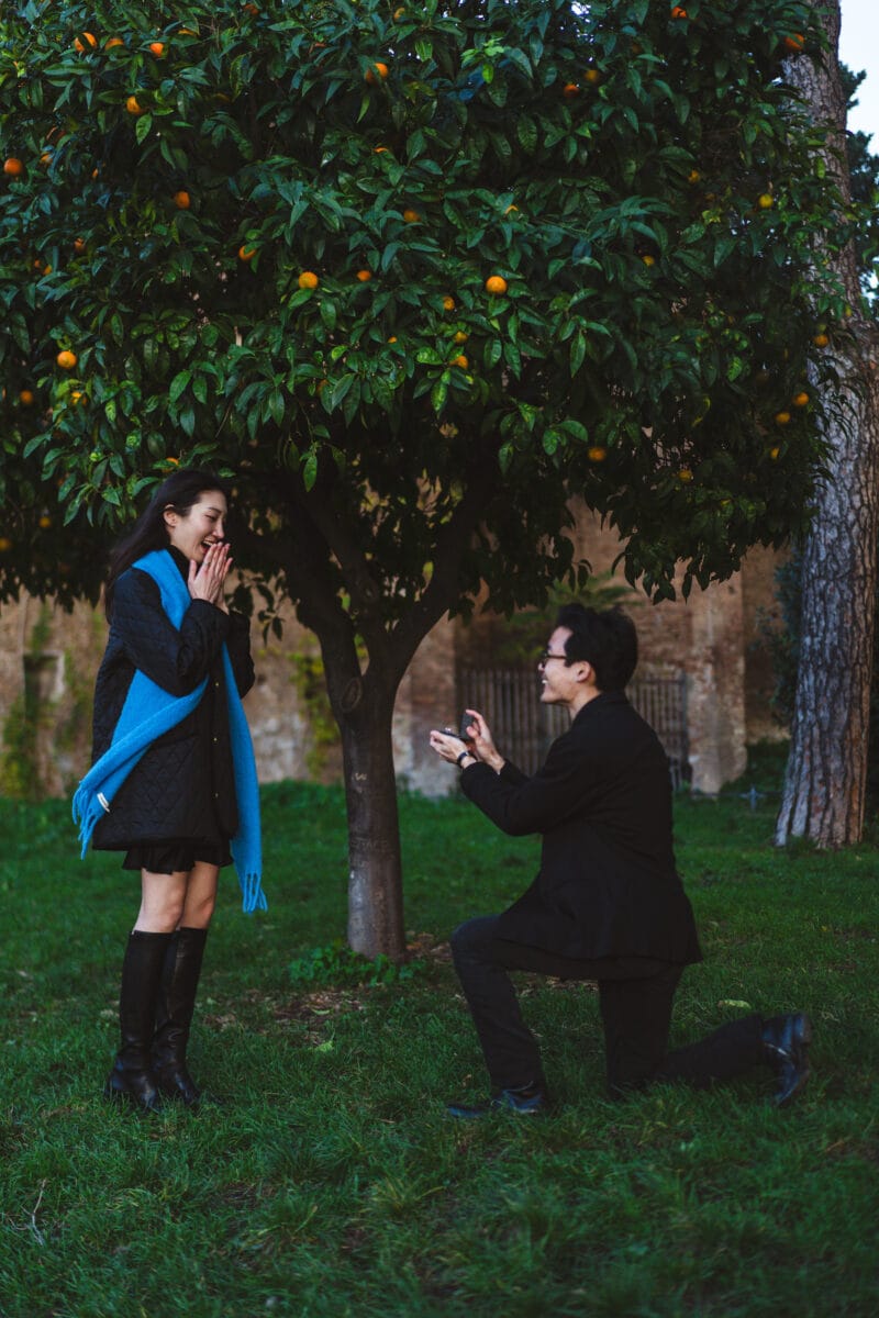 Fotografia romantica di coppia in location romana